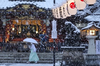 Japonsko zasiahlo husté sneženie.