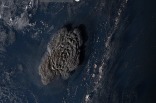 Dlhú, hlučnú erupciu sopky zachytili dramatické satelitné zábery. Bolo vidieť, ako vulkán chrlí do vzduchu dym a popol. 