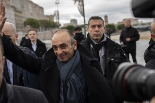 Francúzsky kontroverzný bývalý novinár, spisovateľ a pravicový ultranacionalista Éric Zemmour počas návštevy katedrály v Marseille 27. novembra 2021. Éric Zemmour by mal v utorok 30. novembra oficiálne ohlásiť svoj úmysel kandidovať v budúcoročných prezidentských voľbách.