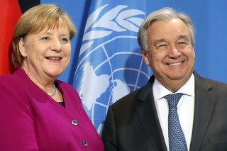 Na archívnej snímke z 26. novembra 2019 nemecká kancelárka Angela Merkelová a generálny tajomník OSN António Guterres