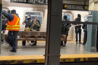 Muž podozrivý z toho, že strčil ženu pod newyorské metro, bol obžalovaný z vraždy.