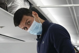 Srbský tenista Novak Djokovič v lietadle pred odletom do Belehradu na letisku v Dubaji.