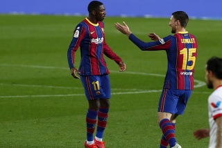 Futbalista Barcelony Ousmane Dembélé (vľavo) sa teší po strelení úvodného gólu.