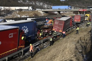 Hromadná nehoda desiatok áut zablokovala diaľnicu D5 smerom na Prahu.
