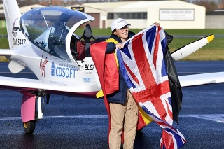 Zara pózuje s vlajkami Veľkej Británie a Belgicka po vytvorení nového svetového rekordu.