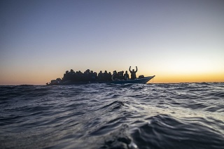 Migranti plaviaci sa na mori.