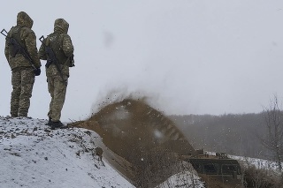 Ukrajinskí vojaci na ukrajinsko-ruskej hranici.
