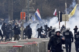 Na masovom proteste proti opatreniam v Belgicku došlo k potýčkam.