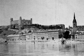 Pohľad na historickú Bratislavu z roku 1900.