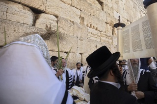 Ortodoxní Židia počas modlitby v starom meste Jeruzalemu.