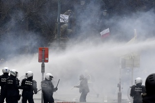Na masovom proteste proti opatreniam v Belgicku došlo k potýčkam.