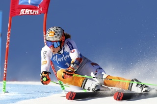 Petra Vlhová na trati 1. kola obrovského slalomu v Kronplatzi.