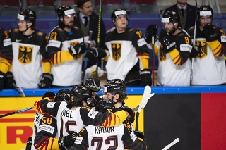 Na snímke hráči Nemecka sa tešia z gólu v semifinálovom zápase Fínsko - Nemecko na 84. majstrovstvách sveta v ľadovom hokeji v lotyšskej Rige.