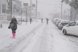 Pre silné sneženie strávili noc v autách na diaľniciach tisícky ľudí.