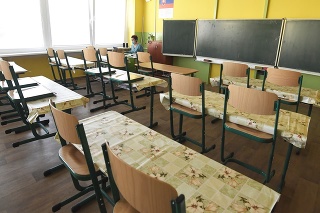 Učiteľka počas dištančného vyučovania na ZŠ Krosnianska 2 v Košiciach.