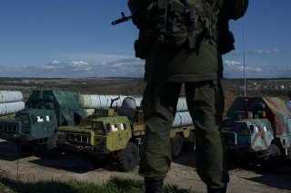 Ruský vojak hliadkuje pri protivzdušnej obrane na ukrajinskej vojenskej základni v prístave v krymskom Sevastopoli.