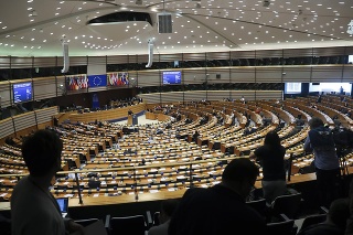 Poslanci sa stretli na rokovaní v Európskom parlamente. 