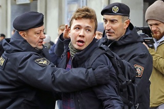 Aktivista a novinár Pratasevič
skončil v cele pre kritiku režimu.