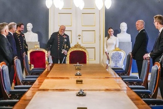 Kráľ Harald V. (v strede) má po stretnutí s infikovanou ministerkou príznaky nádchy.