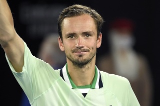 Ruský tenista Daniil Medvedev máva fanúšikom po víťazstve nad Grékom Stefanosom Tsitsipasom v semifinále dvojhry mužov na grandslamovom turnaji Australian Open.