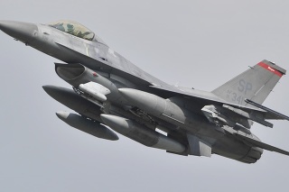 Na archívnej snímke americké stíhacie lietadlo F-16