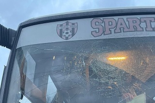 Chuligáni zaútočili na autobus Spartaka v Petržalke. 