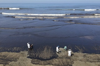 Pracovníci čistia pláž Cavero v peruánskom okrese Ventanilla, ktorú znečistil únik ropných látok.