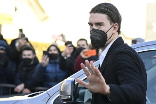 Mladý srbský futbalista Dušan Vlahovič máva fanúšikom počas príchodu na lekársku prehliadku v Turíne.