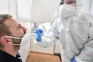 Zdravotníčka odoberá vzorku mužovi počas testovania na ochorenie COVID-19 v nemeckom Erfurte.