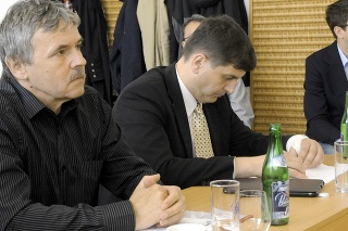 Na snímke štátny tajomník ministerstva práce, sociálnych vecí a rodiny SR Branislav Ondruš (vpravo) a moderátor Juraj Hrabko. 