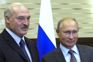 Ruský prezident Vladimir Putin (vpravo) a bieloruský prezident Alexander Lukašenko.