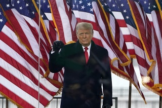 Americký prezident Donald Trump sa prihovoril k davu pred zasadnutím Kongresu USA.