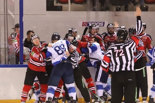 Na snímke hromadná bitka počas zápasu 35. kola hokejovej Tipos extraligy HC´05 Banská Bystrica - HK Poprad.