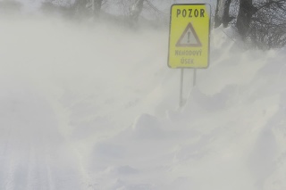 Meteorológovia upozorňujú aj na snehové záveje.