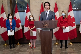 Zľava kanadská ministerka obrany Anita Anandová, kanadská vicepremiérka a ministerka financií Chrystia Freelandová, kanadská ministerka zahraničných vecí Melanie Jolyová a v popredí kanadský premiér Justin Trudeau