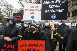 ZMOS protestuje v Bratislave proti nezáujmu vlády i prijímanej legislatíve.
