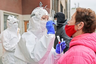 V stredu sa v Česku začalo bezplatné testovanie. V prvý deň si antigénový test nechalo urobiť 15 500 ľudí.