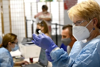 Na snímke očkovanie proti ochoreniu COVID-19 v obchodnom centre v Prešove jednodávkovou vakcínou Janssen od spoločnosti Johnson&Johnson.
