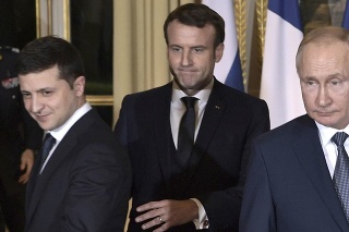 Francúzsky prezident Emmanuel Macron (uprostred), ruský prezident Vladimir Putin (vpravo) ukrajinský prezident Volodymyr Zelenskyj.