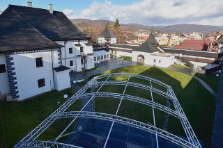 Okrem histórie obce múzeum návštevníkov oboznamuje s dejinami samotného kaštieľa, s históriou hradu Divín i miestneho kostola Všetkých svätých.