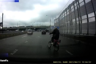 Nepozrel sa, kam ide: Starší muž na bicykli spôsobil nehodu na ceste
