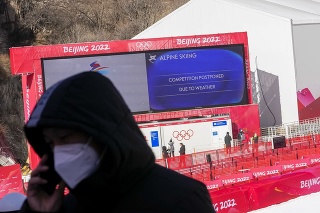 Na snímke svetelná tabuľa, na ktorej je oznam o odložení nedeľného zjazdu mužov na ZOH v Pekingu.