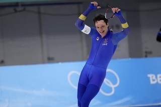 Na snímke švédsky rýchlokorčuliar Nils van der Poel oslavuje zisk zlatej medaily na ZOH 2022 v Pekingu. 