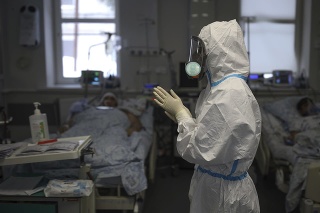 Rusko opäť hlási rekordný prírastok nakazených koronavirom, 15. deň v rade.
