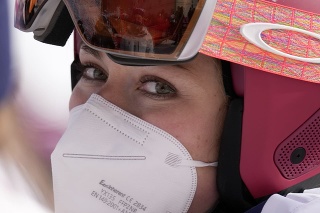 Na snímke americká lyžiarka Mikaela Shiffrinová stojí v cieľovej zóne po vypadnutí v 1. kole obrovského slalomu.