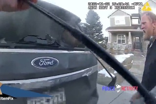 Zábery z kamery pripnutej na telo: Zástupca šerifa Douglas County v Colorade zachránil psíka z horiaceho auta