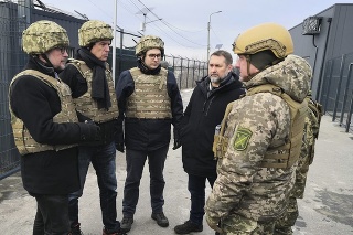 Ján Lipavský, Ivan Korčok a Alexander Schallenberg hovoria s ukrajinským vojakom počas návštevy hraničného priechodu medzi Ukrajinou a územím kontrolovaným proruskými militantmi.