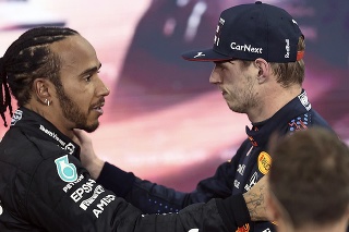 Hamilton uznal kvality nového majstra sveta a Maxovi podal ruku.