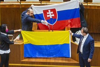 Poslanec ĽSNS Medvecký oblial poslanca SaS Žiaka aj ukrajinskú vlajku.