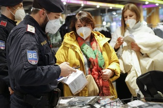 Policajt kontroluje očkovací preukaz zákazníčky v nákupnom stredisku vo Viedni.
